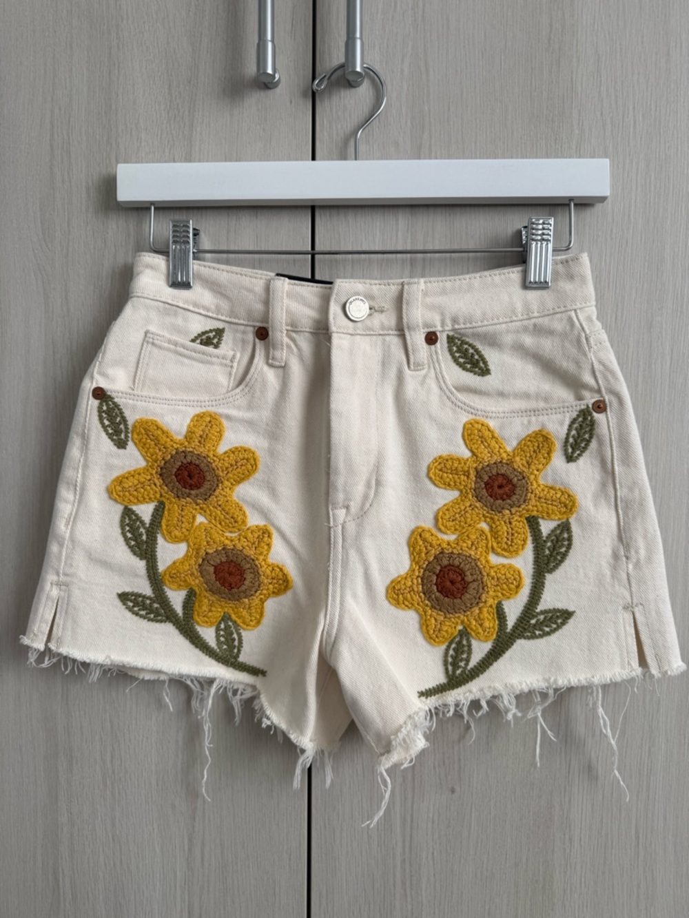 Blank NYC White Jean Shorts high waist with Yellow Floral Embroidery Sz 24! - Picture 2 of 7
